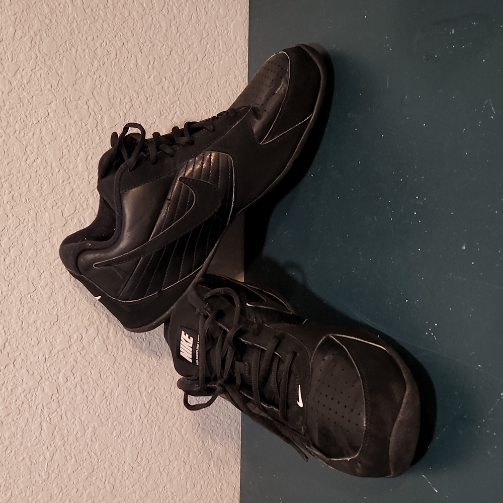 Men’s Nike Air Baseline Low basketball size 10